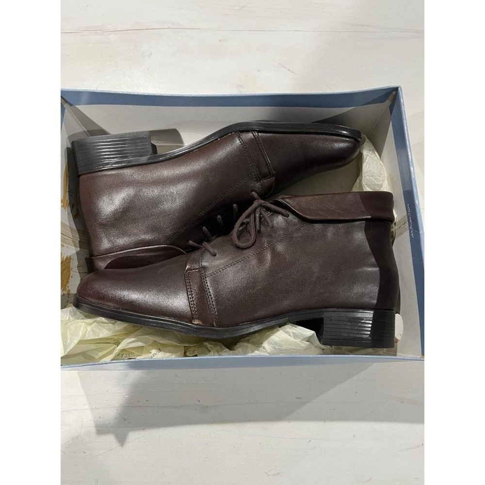 NEW in box size 9.5 brown lace shoe St. John's bay